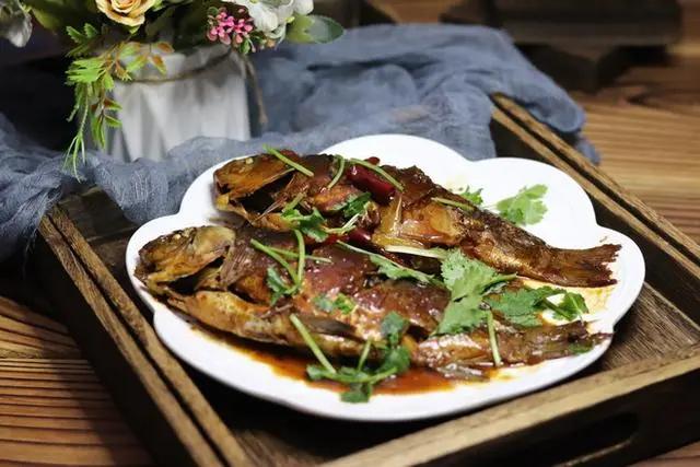 鱼刺卡喉咙一招搞定小窍门,卡鱼刺在喉咙吃醋有用吗