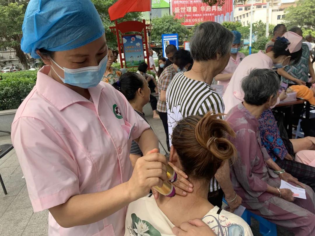 中医义诊进社区服务居民零距离,中医文化进社区健康义诊暖民心