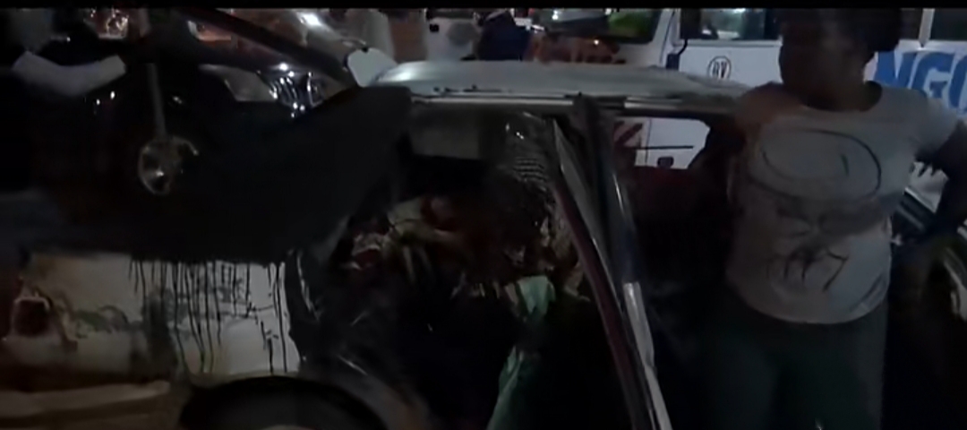 喀麦隆玩命出租车，一辆车坐17人，中国自行车也在非洲遍地开花