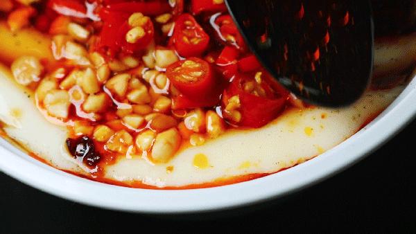 又小又偏!这碗藏在小巷深处的“魔鬼”豆花,我都舍不得曝光