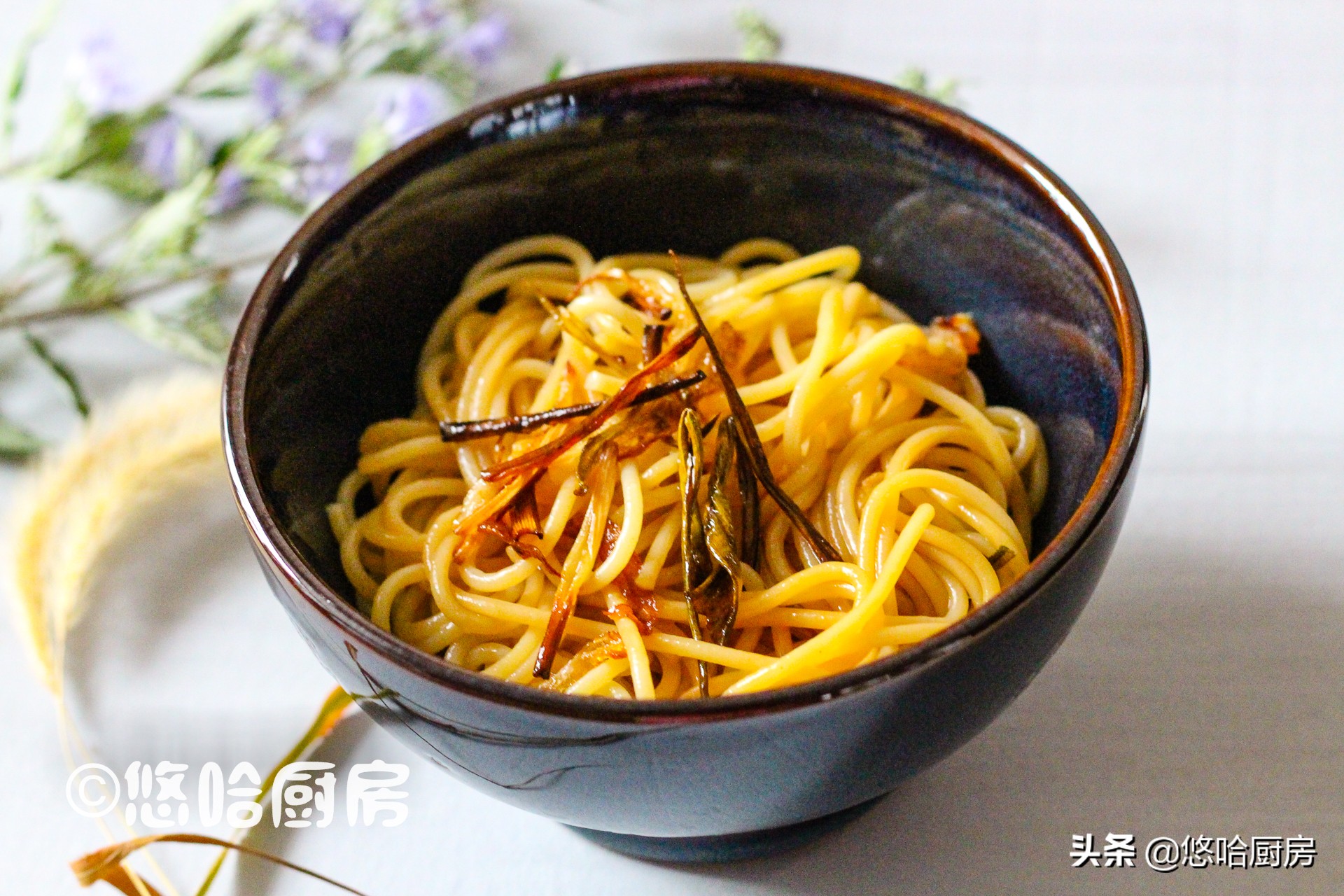 这碗面，用料简单，却香味扑鼻，十分钟搞定的小幸福
