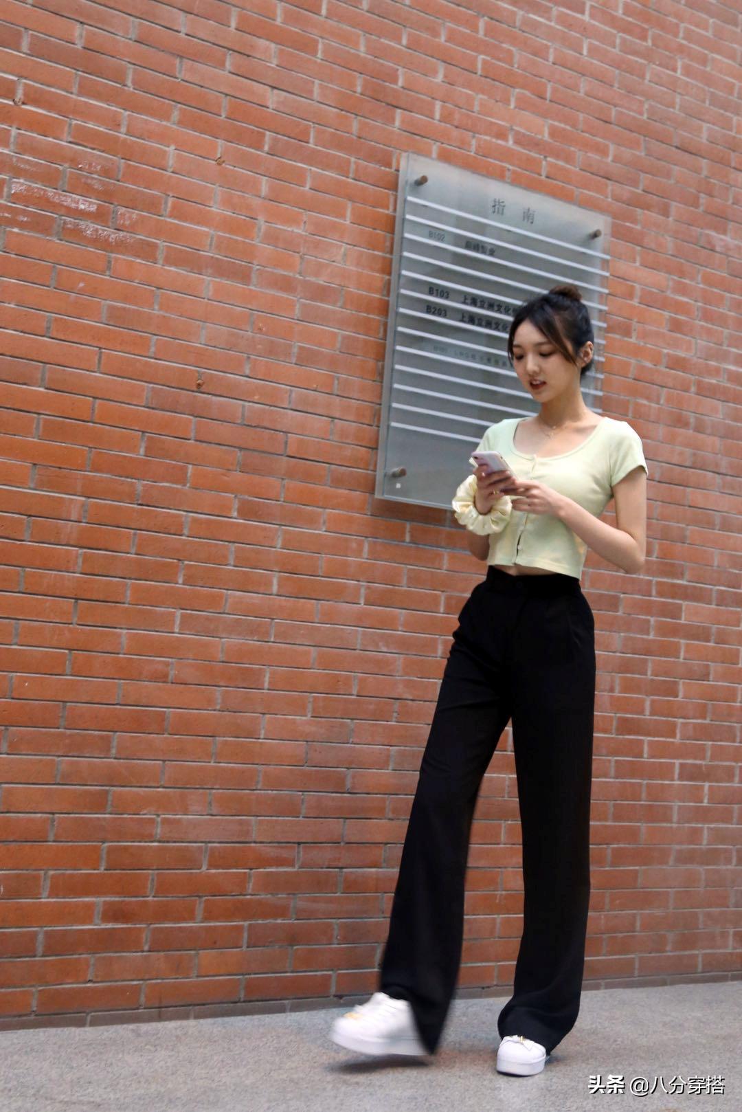 26岁强东玥穿搭太有时尚感,长款西装干练利落,率性洒脱不失甜美