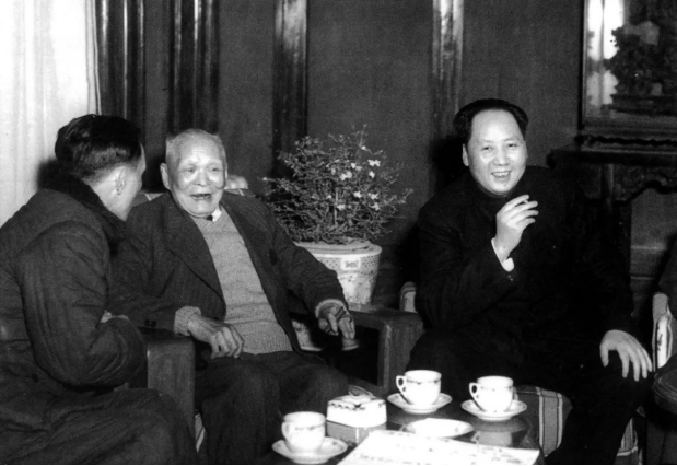 毛*东泽**接待朋友时,发现兜里只剩一根烟,随手一个动作尽显智慧