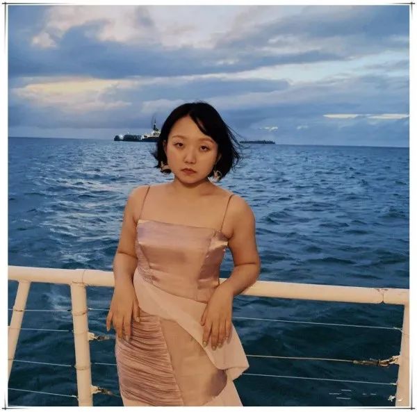 圆脸2022年减龄气质卷发发型中分,大气脸型适合中分发型