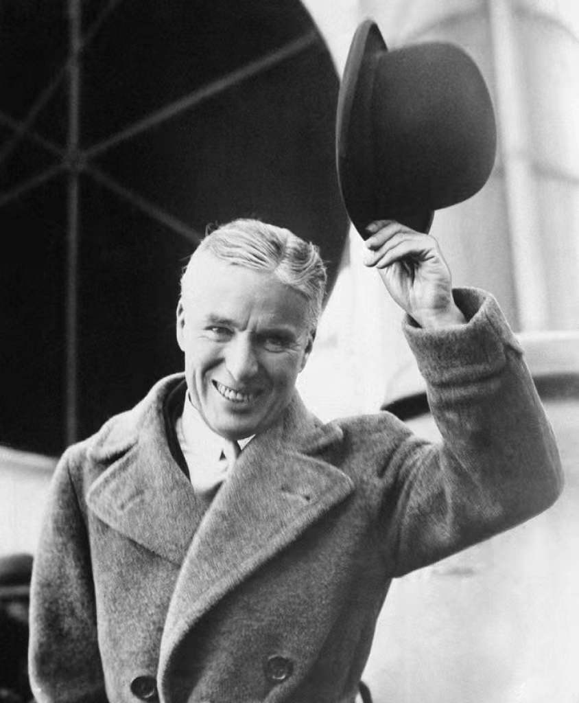 周总理请卓别林吃烤鸭，酒过三巡后，卓别林“提意见”：美中不足