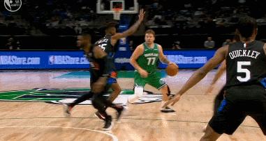 独行侠vs雷霆g3东契奇被肘击,徐静雨解说东契奇被肘击