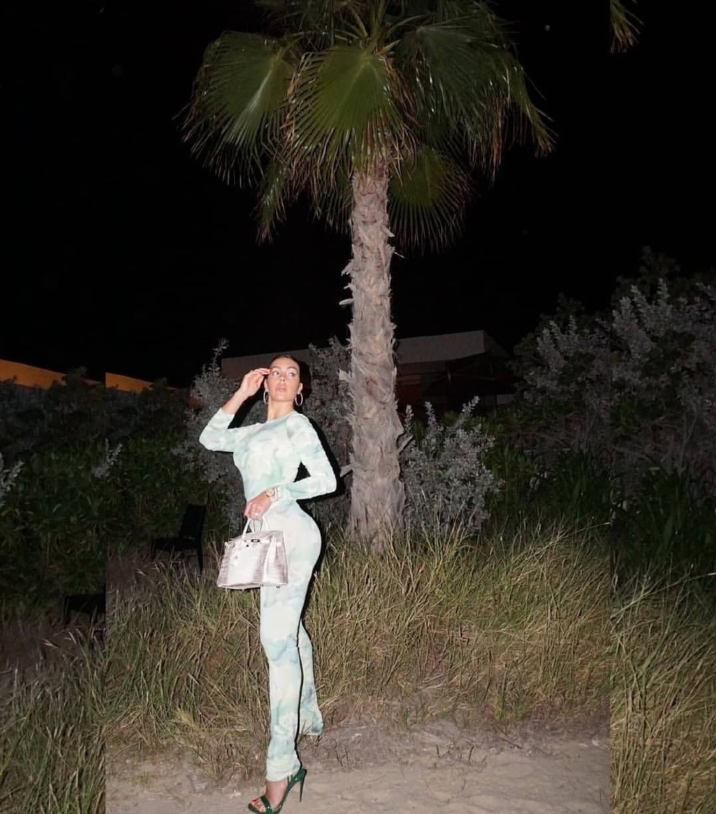 c罗未婚妻,c罗和女友外出惊艳礼服抢眼