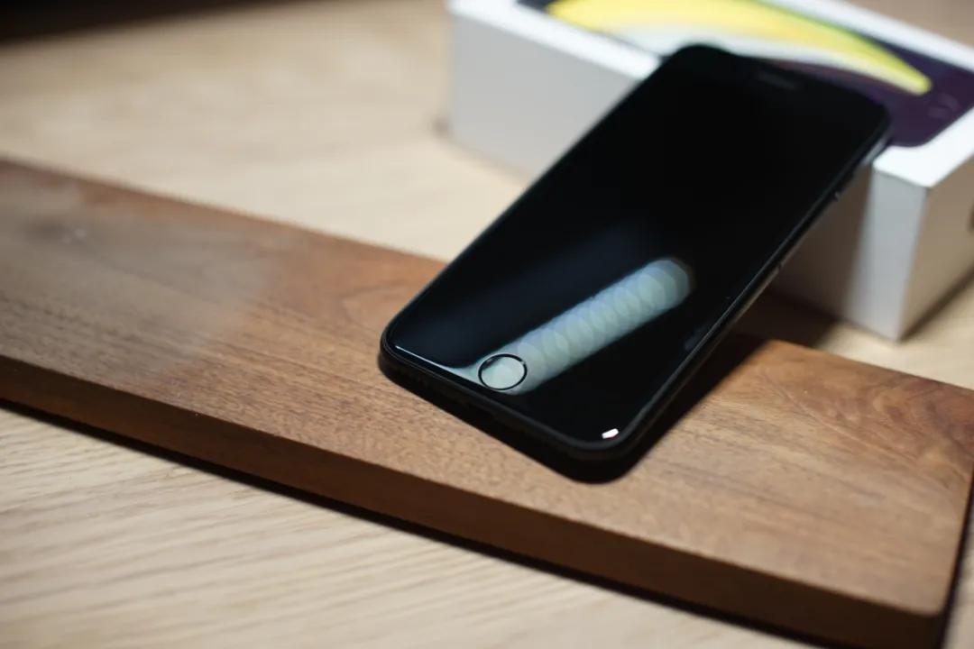 新款iphonese到底适不适合买,iphonese现在值得入手吗