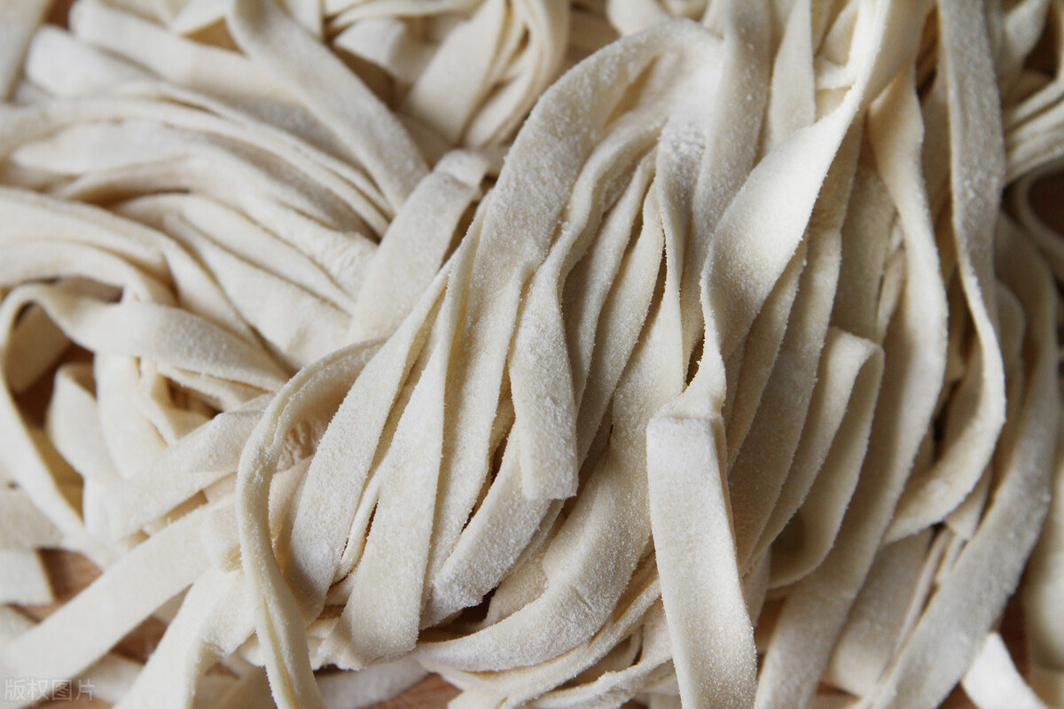 小苏打和食用碱到底有哪些区别,食用碱与小苏打使用上有什么区别