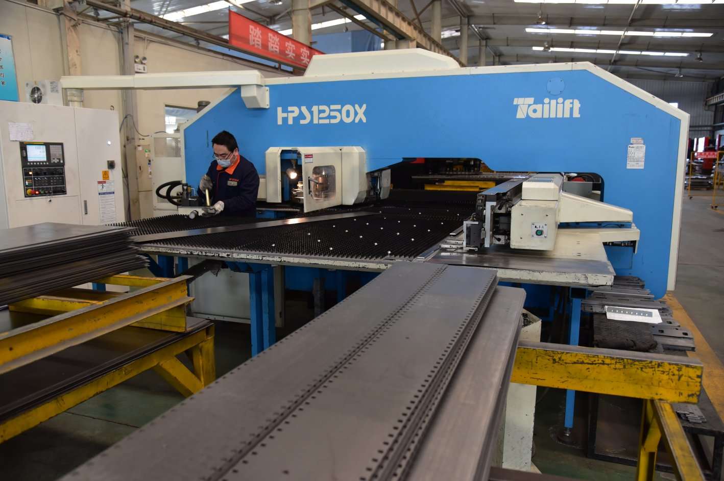 坚决打赢两场攻坚战,三场硬仗一起打