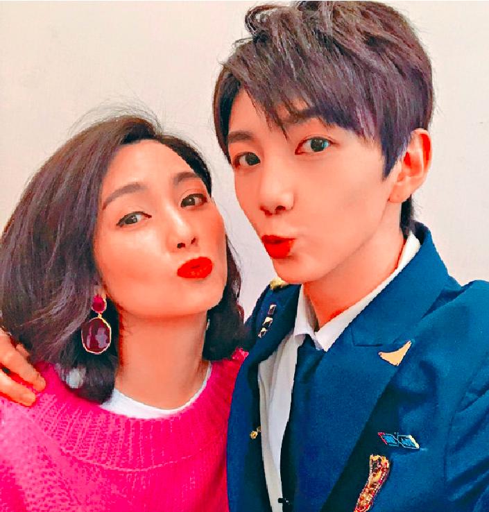 洪欣带女儿逛商场购物,洪欣带彤彤去蛋糕店