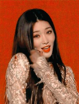 被喷整容脸，却凭实力逆袭为泫雅、宣美接班人，绝不止是穷哈