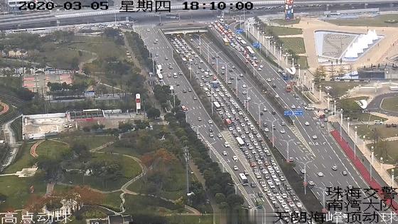 小男孩切东西不小心切到自己的手,儿子切水果时不小心割到手指