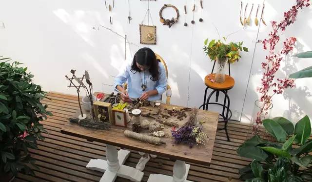 她31岁放弃北漂高薪，回归森林“捡垃圾”，用树叶打造出人间仙境