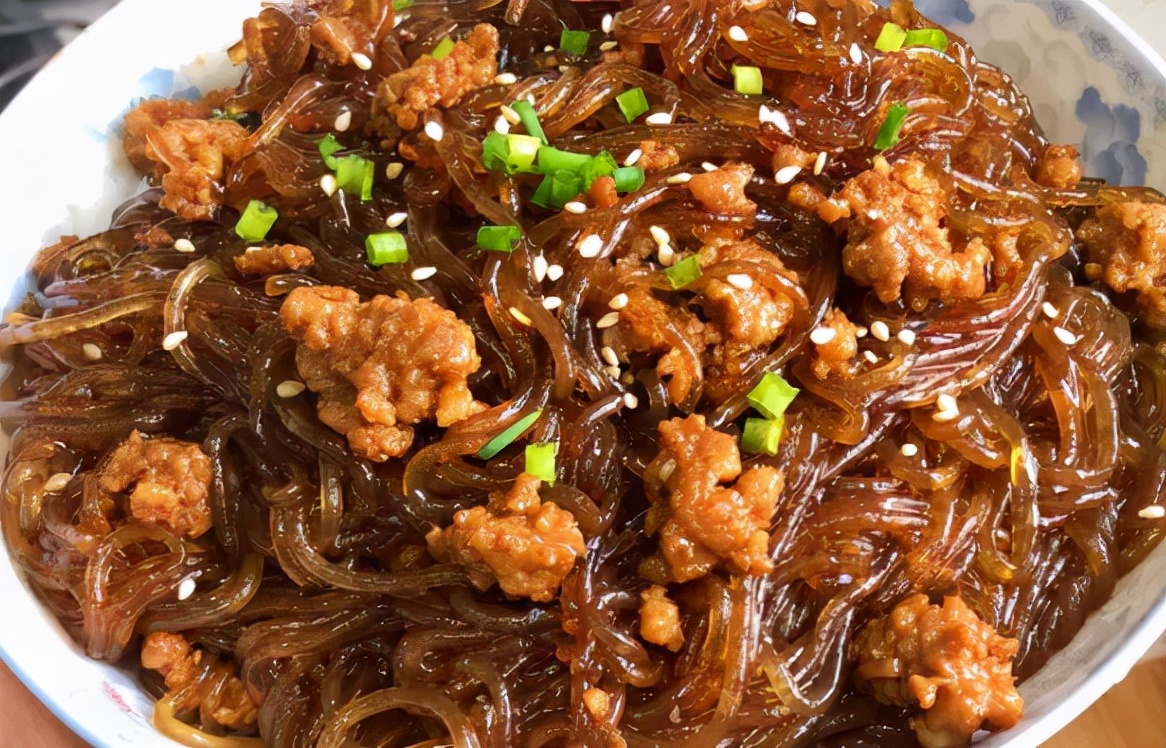 谢娜在家中给女儿做辅食,谢娜土豆烧排骨