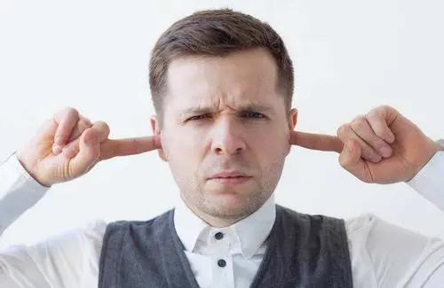 楼上住户严重影响我休息,楼上用震楼器扰民是不是违法