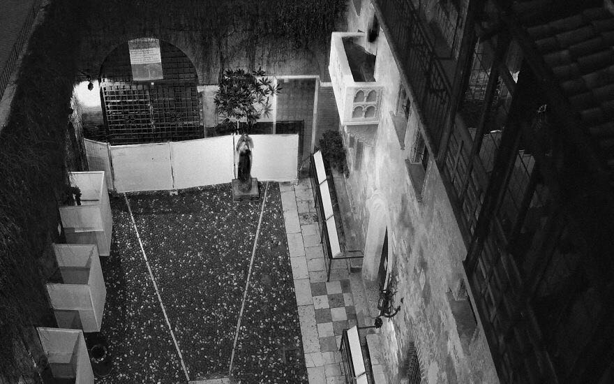 街头监控拍下天使救人,监控拍到国外街头的视频