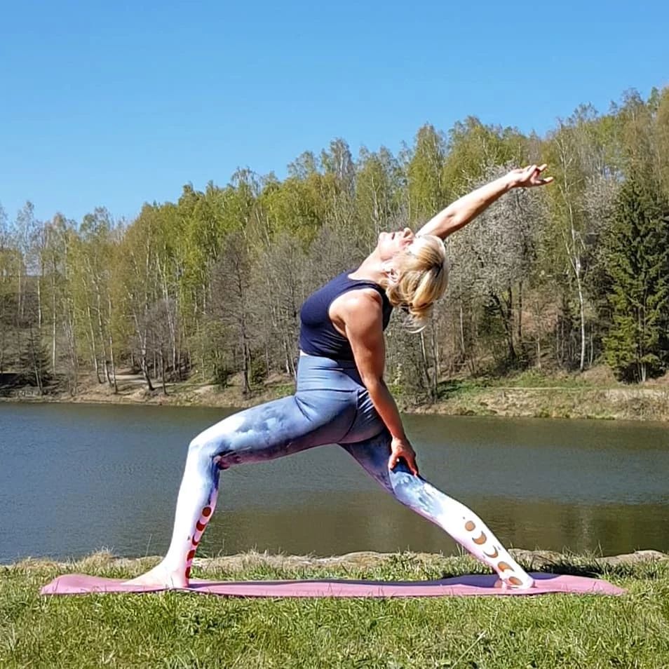 赵雅芝黑色裙穿搭,赵雅芝黑色大衣内搭