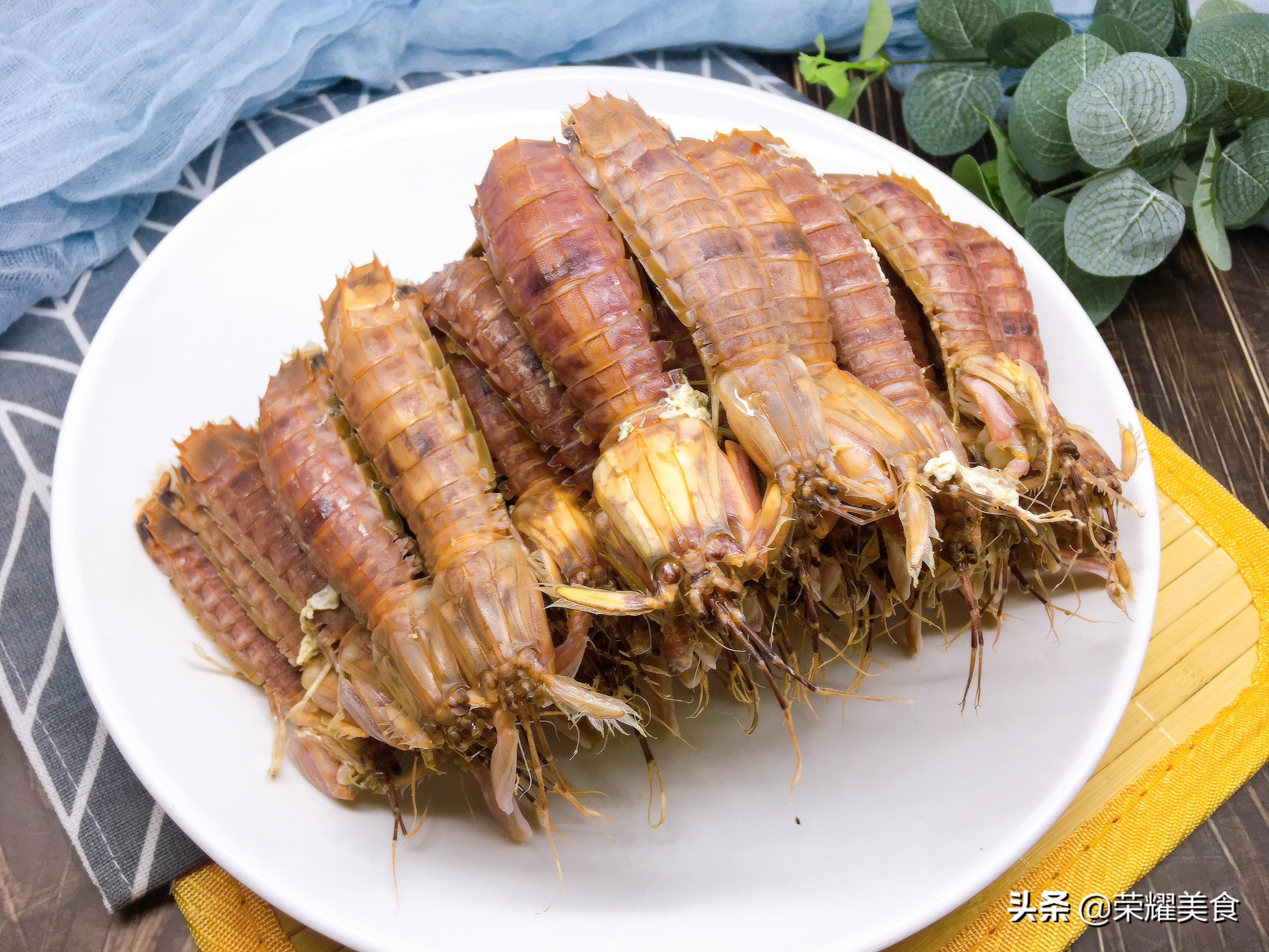 做好的皮皮虾正确吃法,学会皮皮虾的两种最简单吃法