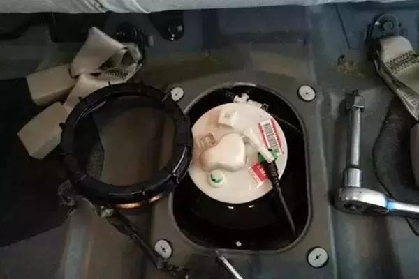 方向盘发抖跑偏是什么原因,踏刹车方向盘发抖是什么原因