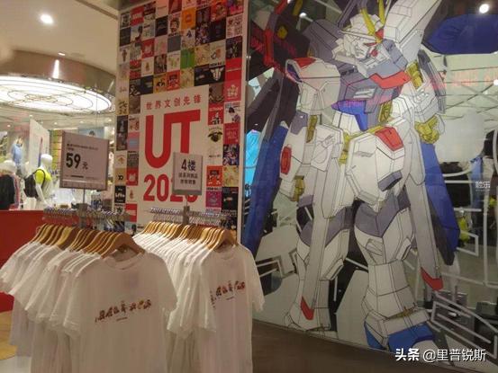 一家服装店、一台游戏机，还有是玩家或不是玩家的许多人。