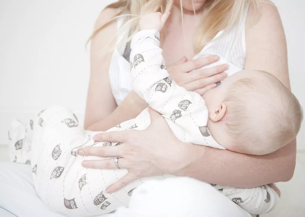 奶水太好却不能给宝宝喝,奶水少怎么确定宝宝有没有喝到