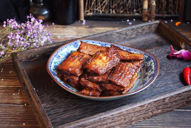 家常版红焖带鱼段，加水时教你1招，保证不返腥