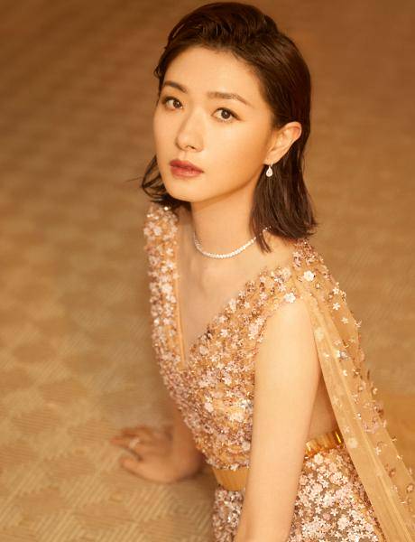 万茜2018年微博晒长发齐腰,万茜颜值巅峰的时候