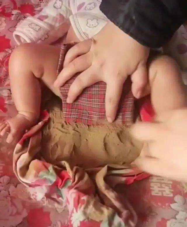 宝妈自制尿兜走红,还晒图炫耀,新手妈妈给宝宝护理臀部时该注意