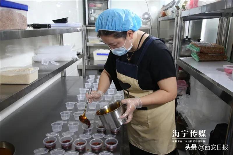 90后女孩摆摊卖凉皮,90后女人摆摊卖凉皮