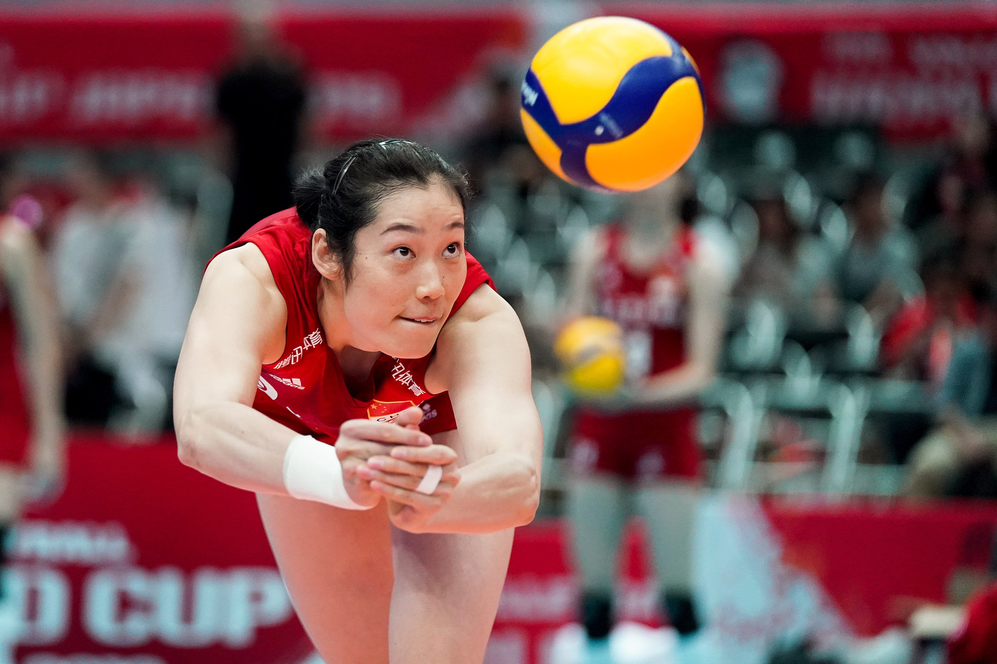 女排朱婷现在近况,朱婷从排球边缘到巅峰的逆袭之路