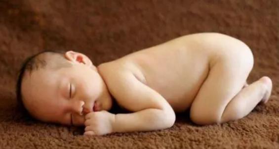 宝宝胀气睡得多是怎么回事,新生儿不胀气了是不是就睡得好了