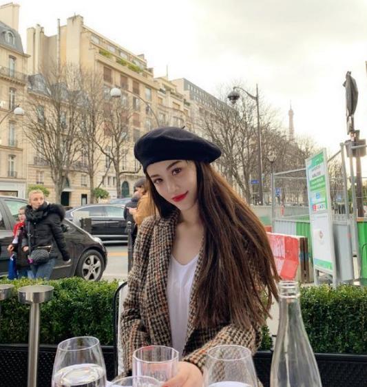 葛天真会“博眼球”，格子西装配紧身裤凹出大长腿，这身材罕见