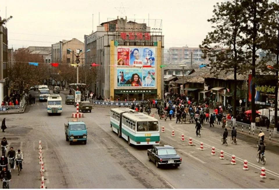 九张反映过年气氛的照片,百张罕见的过年老照片这才是年味
