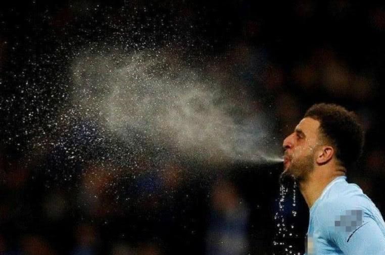 足球场上运动员为什么总是吐口水,足球场上球员为什么吐水