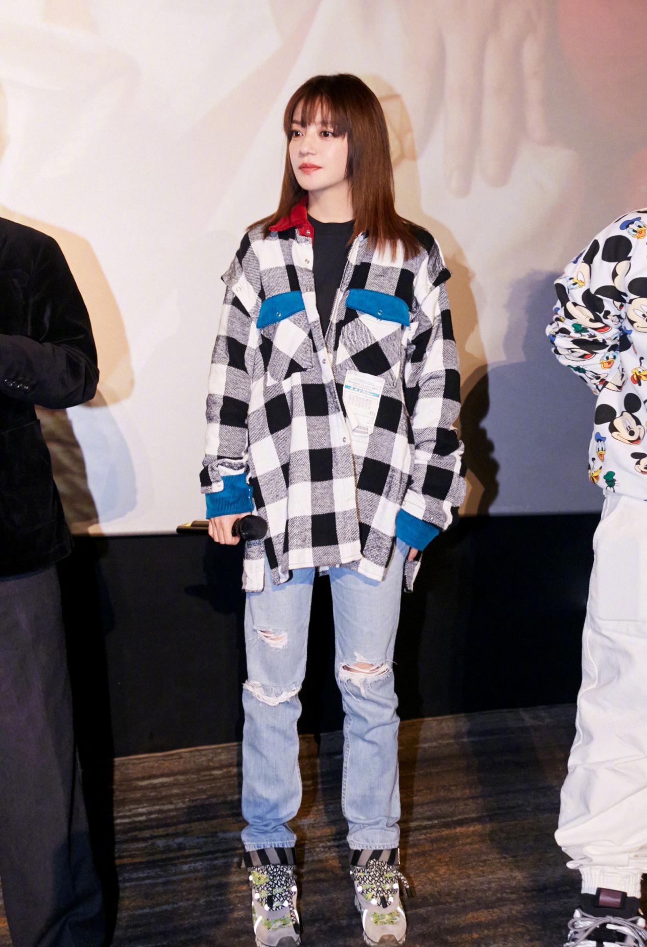 赵薇穿紫色羽绒服,赵薇宽松版衣服