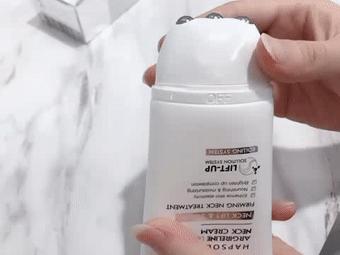 刘诗诗与倪妮再度同框，除了体态外，在脖子上她们也在暗自用力