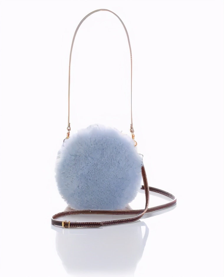 王嘉尔一碰她就被嗲到？年年牵手男爱豆的毛绒小公主谁不想要？