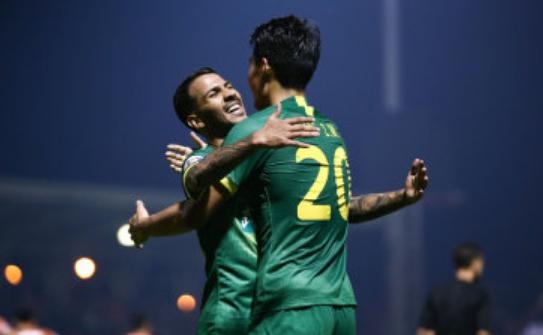 巴坎布国安最新视频,巴坎布争球摔倒视频