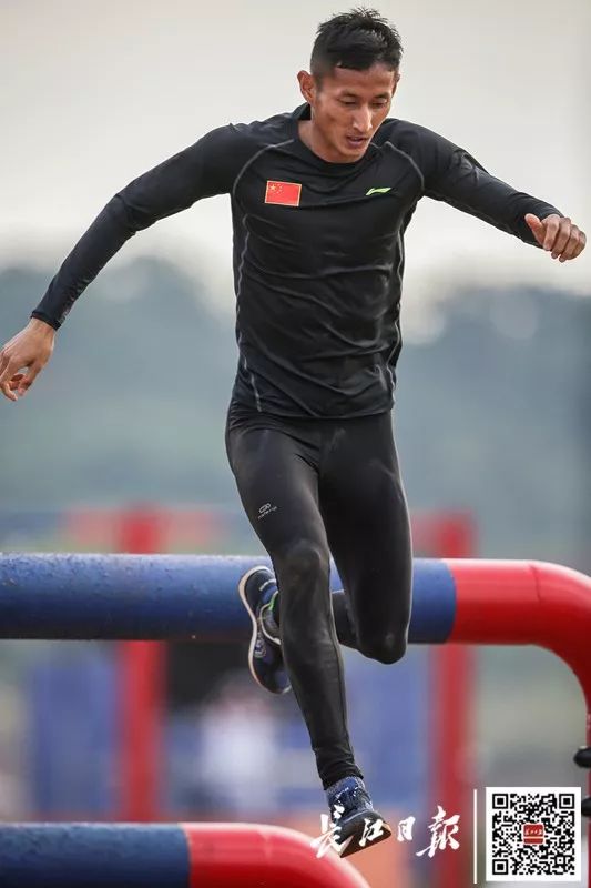 像*弹子**一样快!卡车司机重返军营打破世界纪录,这个中国男人火了