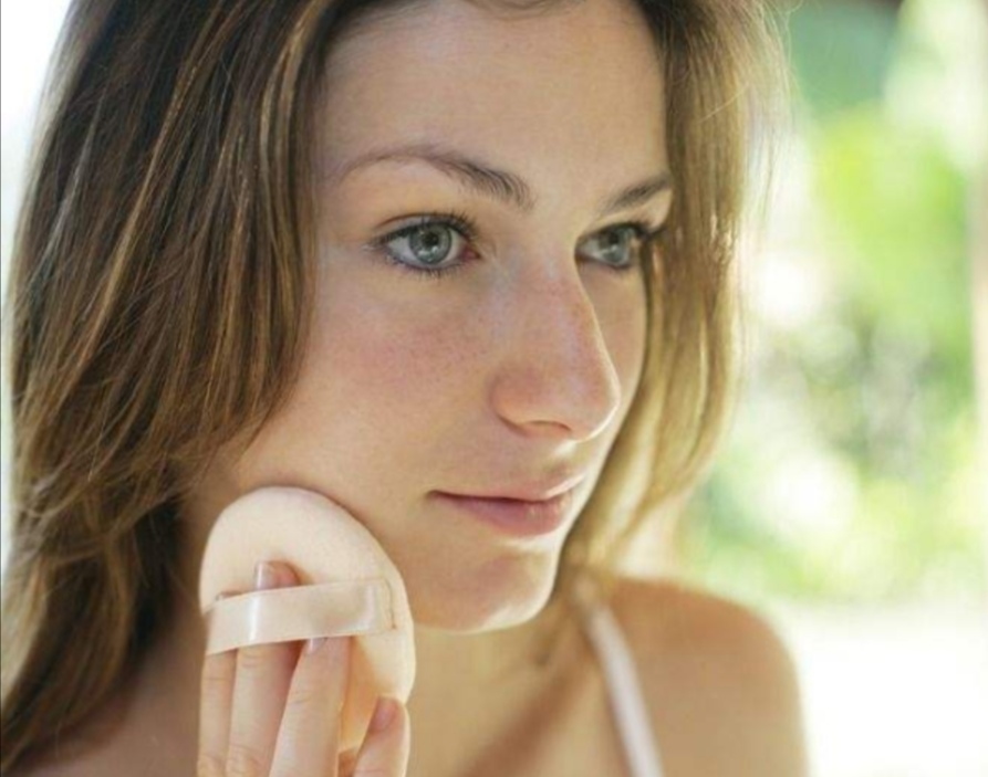 脸色发黄发暗不脱妆的粉底液,早上涂的粉底中午脸就暗沉了