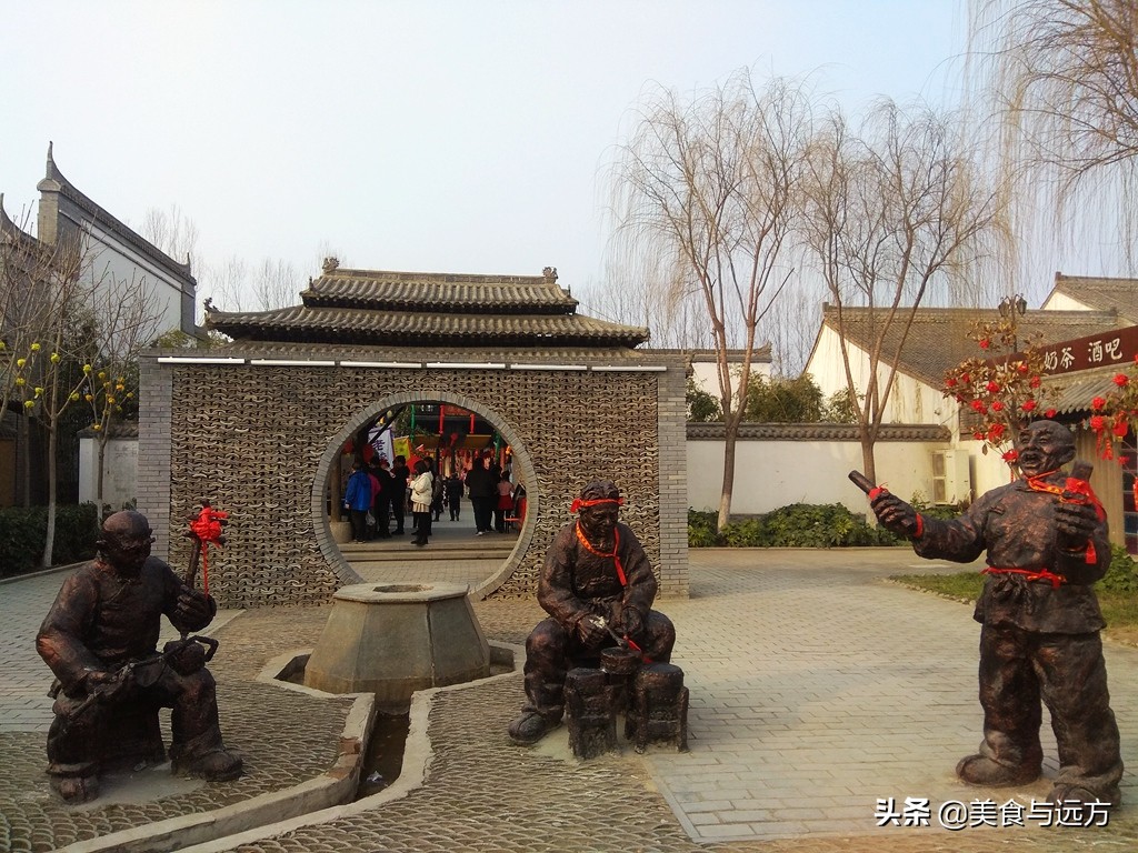 渭河岸边的民俗村，拆拆建建4年了，至今依然人气挺高