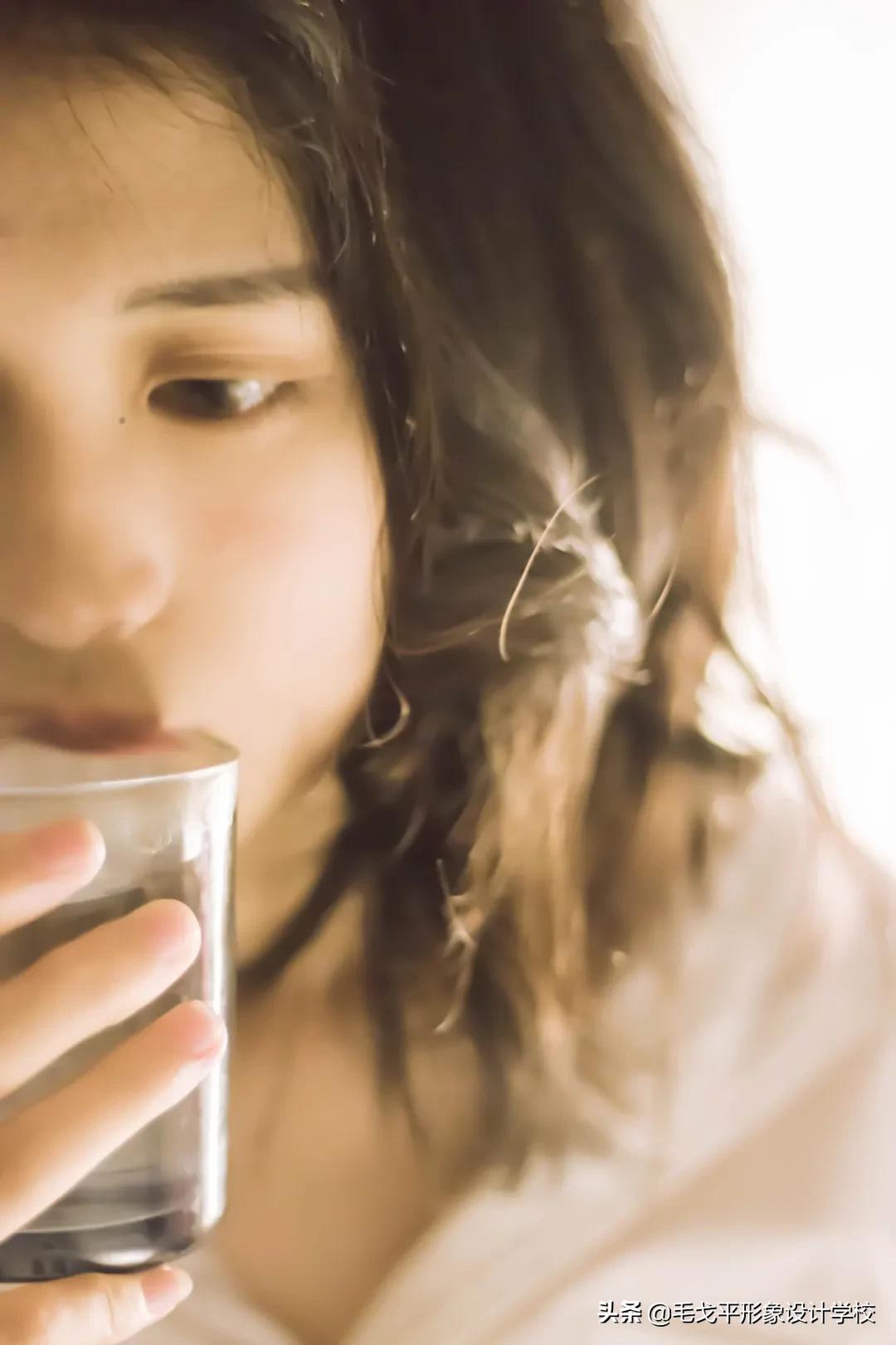 女明星是怎样处理脸上的痣,圆脸如何点痣好看