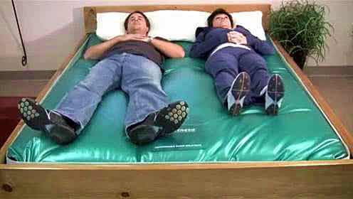 情侣酒店床单为什么都是白色的,情侣酒店的房间都是圆床吗