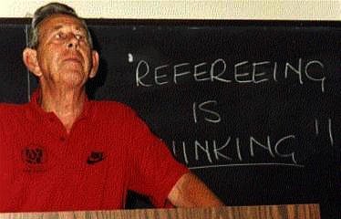 足球红牌大战,足球比赛红黄牌之父