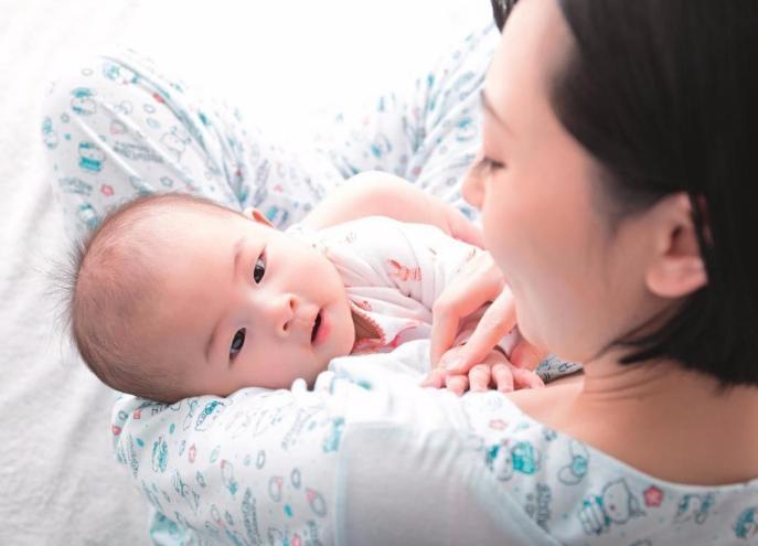 宝宝8个月却抗拒辅食，宝妈无奈就医，医生：多关注下娃心理