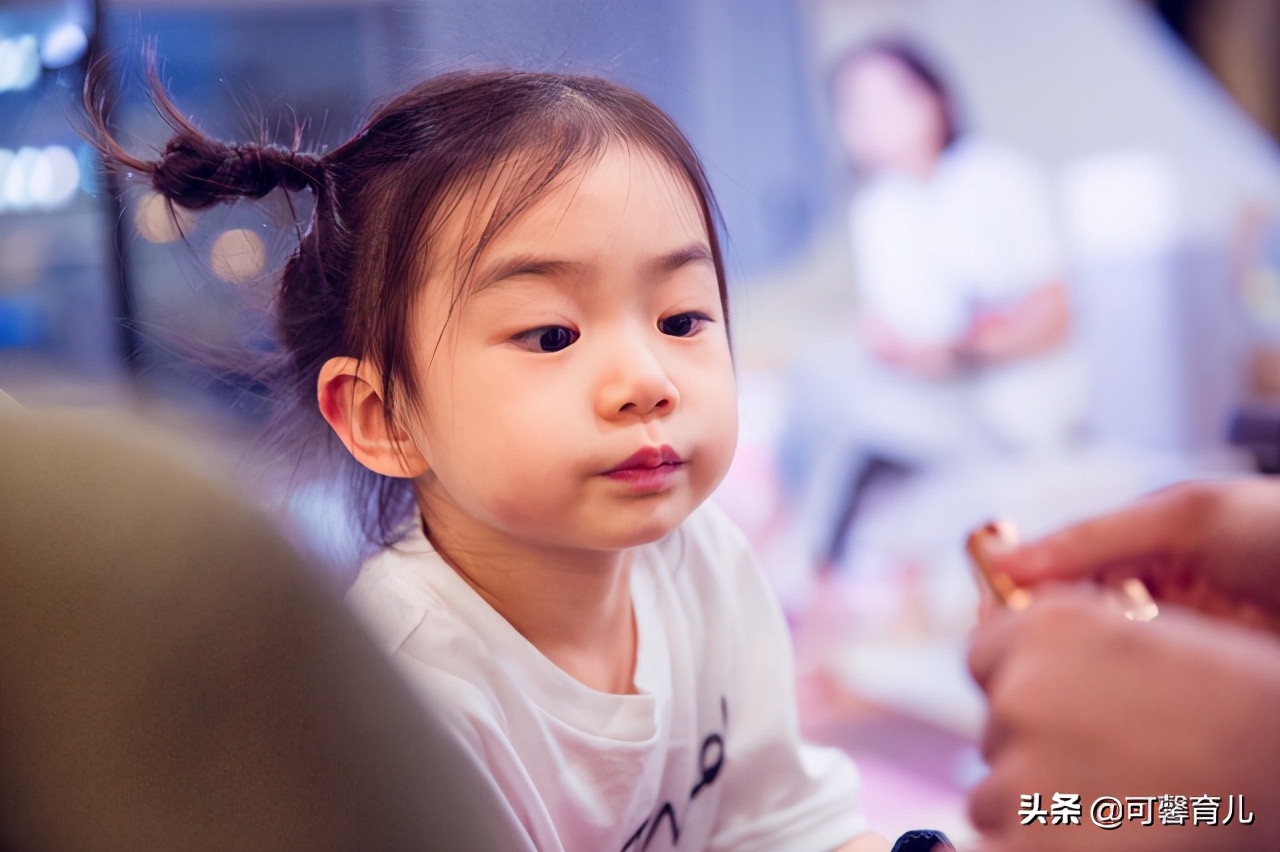 女儿总是用我的化妆品,女儿总是偷偷用妈妈的化妆品