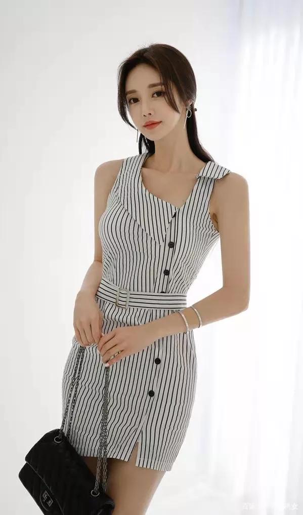 韩国模特孙允珠夏日穿搭,孙允珠黑色竖纹露脐裙