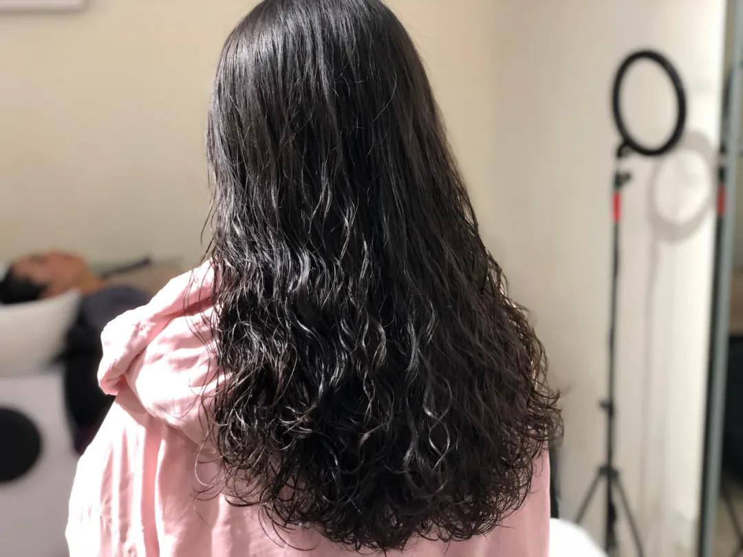 如何染发后头发不干枯毛躁,头发干枯毛躁怎么变柔顺不用发膜