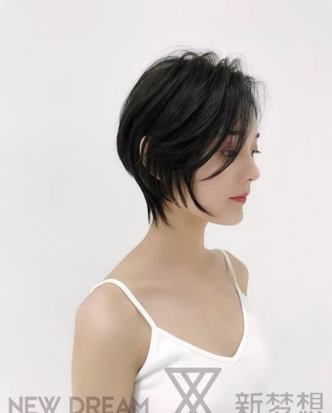 燕尾个性有型的短发,女士短发燕尾造型色彩搭配